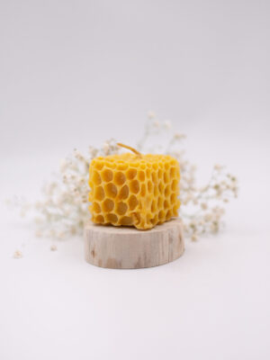 Świeca z wosku pszczelego – kwadratowa o strukturze plastra miodu