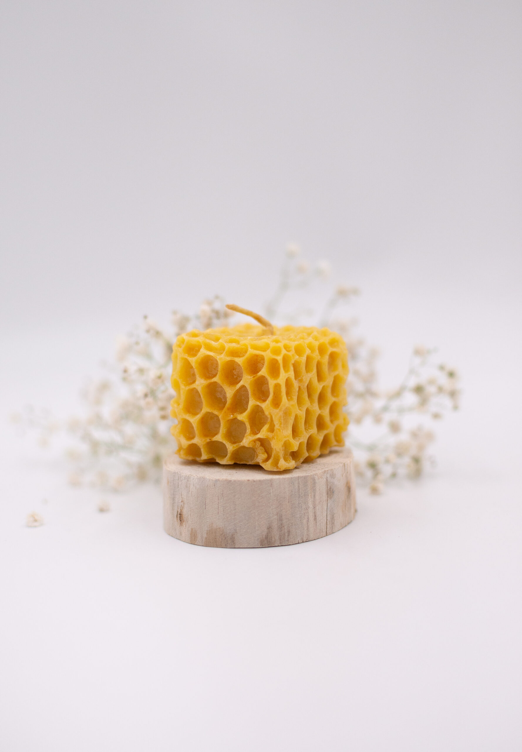 Świeca z wosku pszczelego – kwadratowa o strukturze plastra miodu