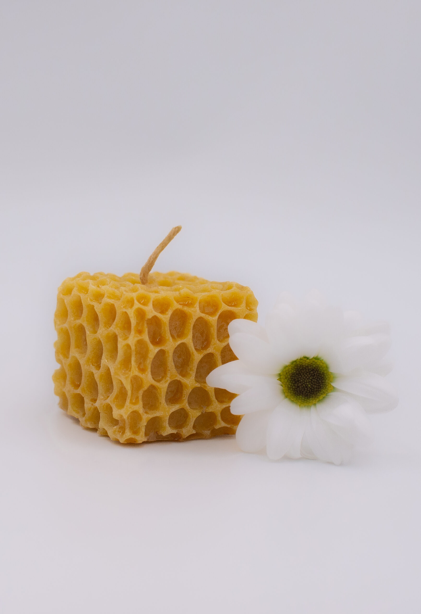 Świeca z wosku pszczelego – kwadratowa o strukturze plastra miodu - obrazek 2