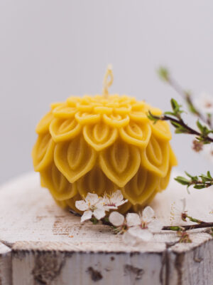 Świeca z wosku pszczelego – Kwiat lotosu | Naturalna, ręcznie robiona świeca dekoracyjna